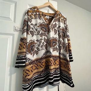 Beautiful fall three-quarter length sleeve tunic.